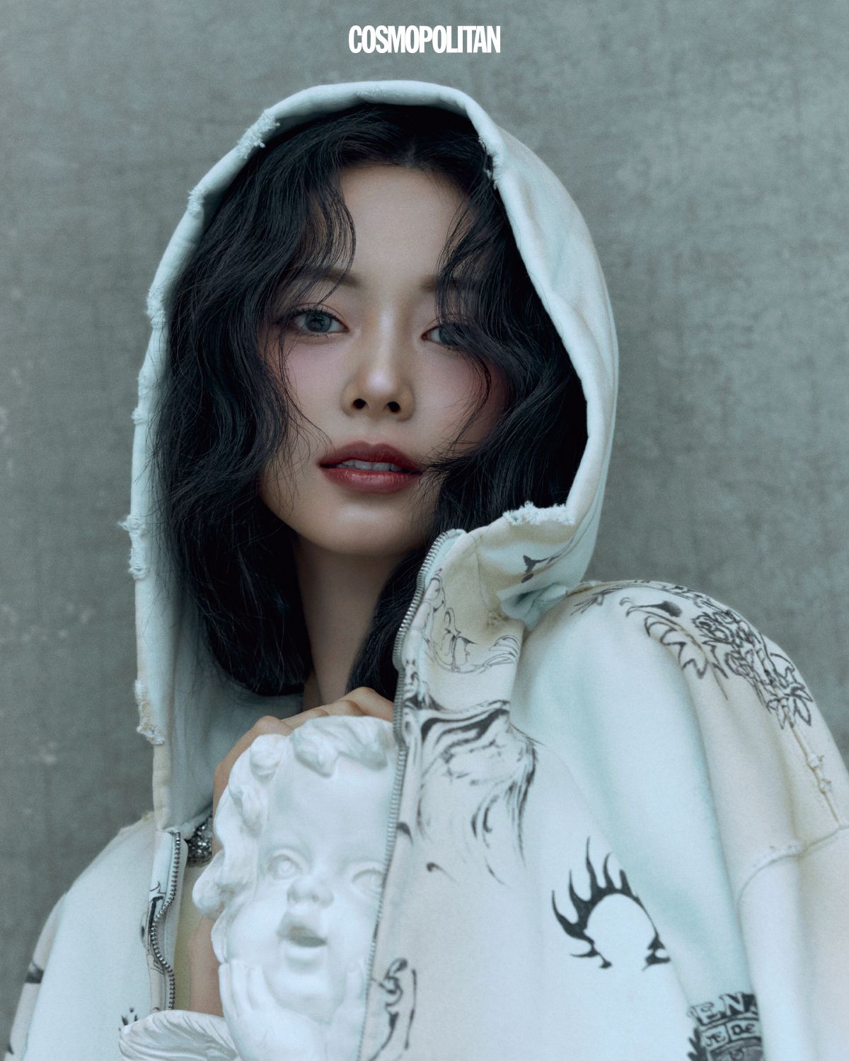 후드 집업 Balenciaga. 드레스 Erdem .
